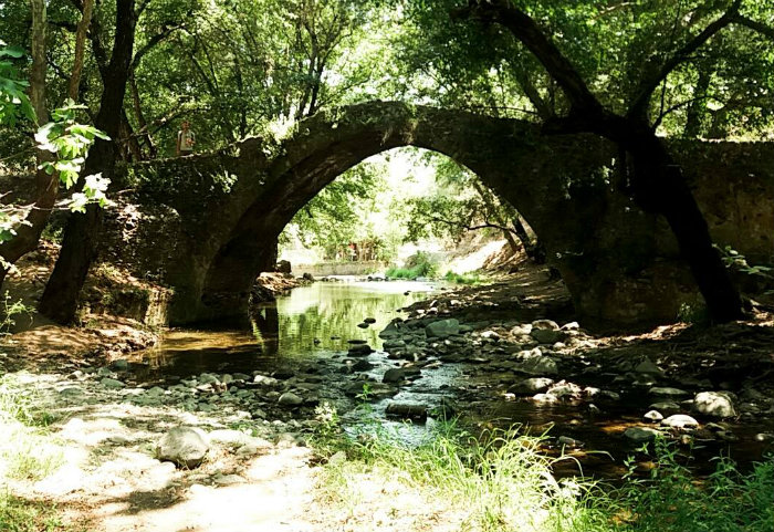 Τα υπέροχα τοπία της Κύπρου. Τα μεσαιωνικά γεφύρια της Πάφου και ο σατανικός ποταμός «Βάρβαρος» 
